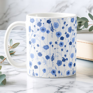 Blå vit vildblomsäng botanisk blomsterkonst kaffemugg