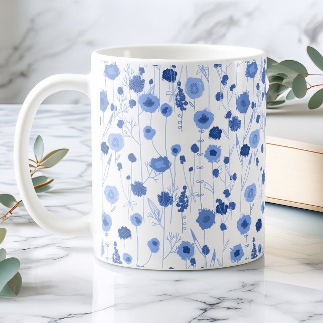 Blå vit vildblomsäng botanisk blomsterkonst kaffemugg (Blue white botanical wildflower art coffee mug)