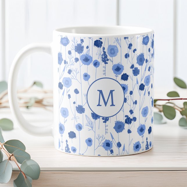 Blå Vit Vildblomsäng Botanisk Monogram Kaffemugg (Blue white wildflower meadow custom personalized monogram initial coffee mug)