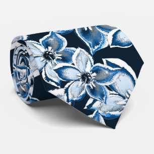 Blå, vita blommor på svart bakgrund. slips