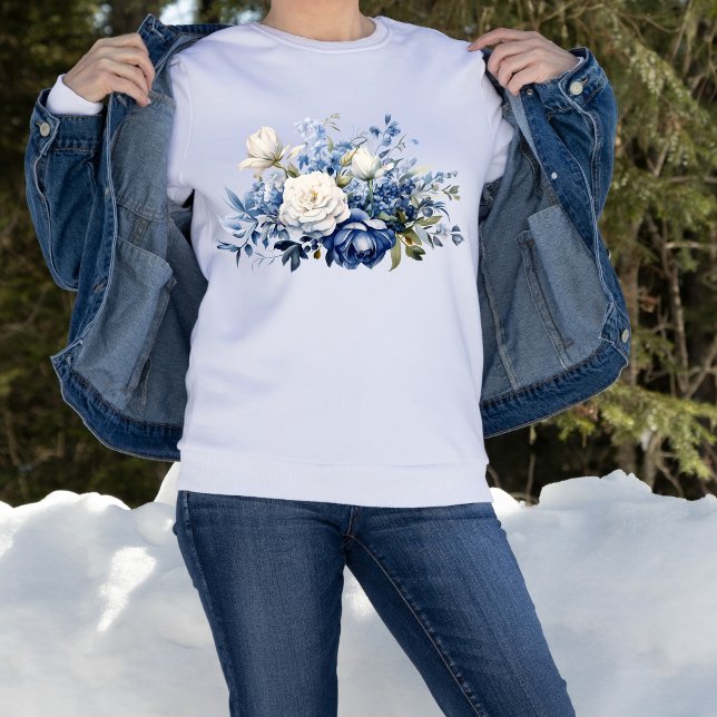 Blå Vita Blommor Vattenfärg  T Shirt (Blue White Watercolor Floral Flowers on White Sweatshirt)