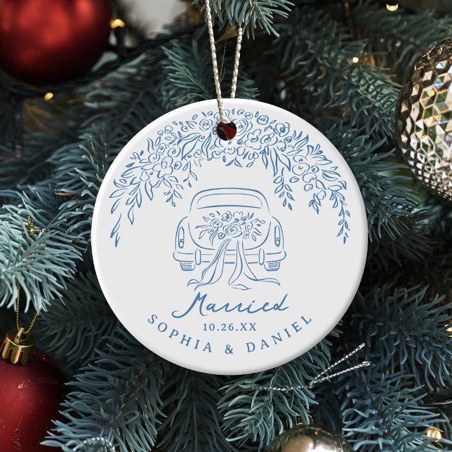 Blå Whimsical Bil Vår Första Jul Som Gifta Julgransprydnad Keramik (Blue Whimsical Car Our First Christmas Married Ceramic Ornament)