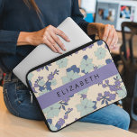 Blåa blommor, Lila blommor, Blommigt, ditt namn<br><div class="desc">Elegant,  snyggt och sofistikerat mönster med blått och lila blommor. Modern gåva och trendig,  perfekt för blommigtens design älskare i ditt liv. Anpassa genom att lägga till namn,  smeknamn,  monogram eller initialer.</div>