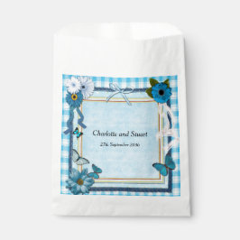 Blåa blommor och fjärilar