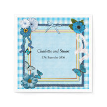 Blåa blommor och fjärilar