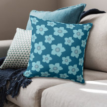 Blåa blommor på blå bakgrund