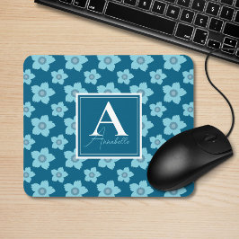 Blåa blommor på Blue Background Monogram Musmatta