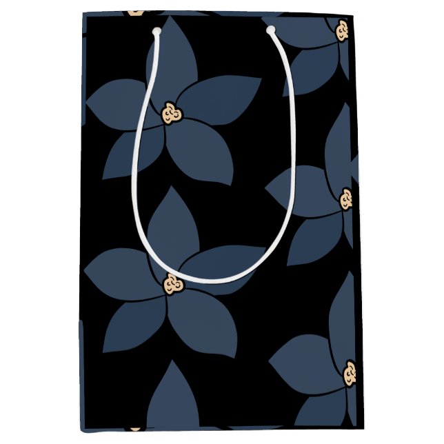 Blåa blommor på svart presentsäck (Framsidan)