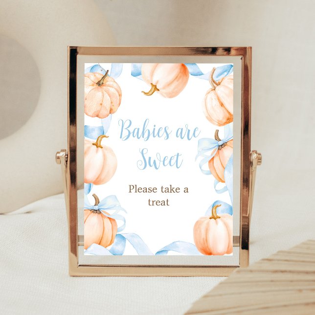 Blåa Bow Pumpa Baby Shower Bebisar är söta skylt (Boy Bow Pumpkin Baby Shower Babies are Sweet Sign)