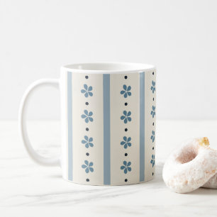 Blåa och krämfärgade ränder och blommor kaffemugg