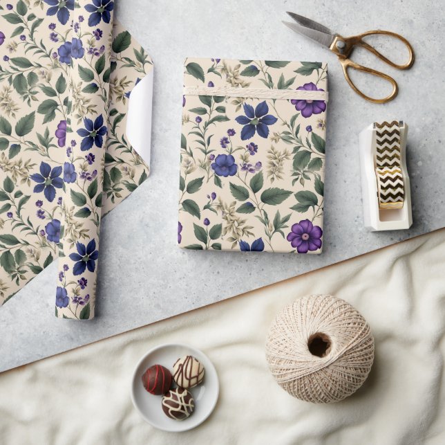 Blåa och lila blommor med elfenbensvitt och grönt  presentpapper (Hantverk)