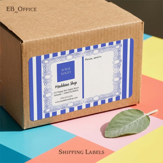Blåa ränder & Lockig ram & Logo Fraktsedel (Chic Blue & White Stripes with Logo.
Size: 3.75” L x 2” W - Eight labels per sheet
)
