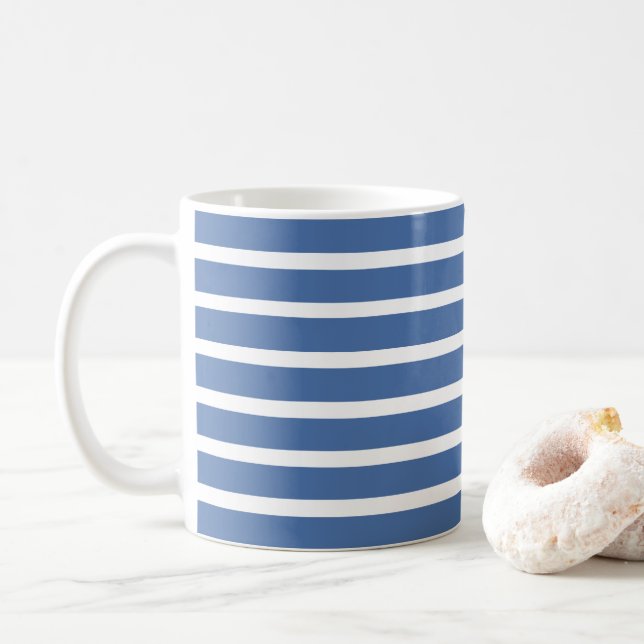 Blåa ränder sommar strandhus kaffemugg (Med munk)