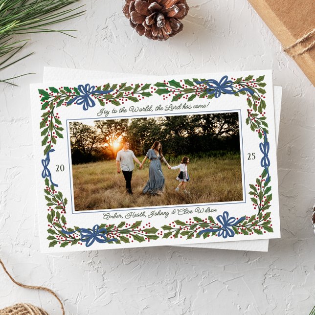 Blåa slingor och julgranskrans En-fotograf jul Julkort (horizontal photo Christmas holiday card with illustrated border of holly branches and cute blue bows)