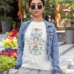 Blåbäddar och blommor t shirt<br><div class="desc">Boho och de rustiska kvinnornas t-shirt med hand plockade illustration av knärör och blommor i blått.</div>