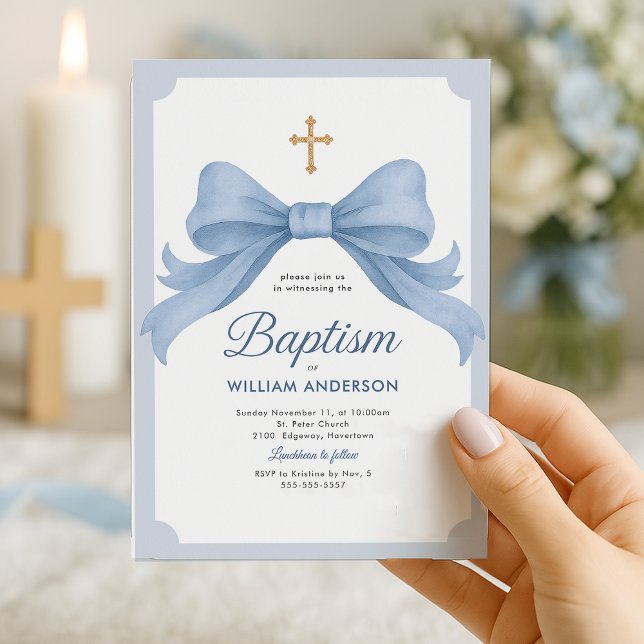 Blåbaptisminbjudan med Kor och Bow Inbjudningar (Classic blue baptism invitation with elegant bow and soft pastel accents.)