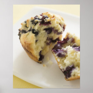 Blåbärmuffinsplittring som är öppen på en vit poster