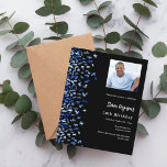 Blåbildsinbjudan för svart marin daggflotta<br><div class="desc">En modern elegant och inbjudan. En svart bakgrund dekorerad med blå konfetti. Anpassa och lägg till bild,  närmare uppgifter om namn och party. Vit text. 1 lakan = 1 inbjudan tryckt kant till kant.</div>