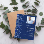 Blåbildsinbjudan från dagflottan<br><div class="desc">En modern elegant och inbjudan. En marin blå bakgrund dekorerad med blå konetti. Anpassa och lägg till bild,  närmare uppgifter om namn och party. Vit text. 1 lakan = 1 inbjudan tryckt kant till kant.</div>