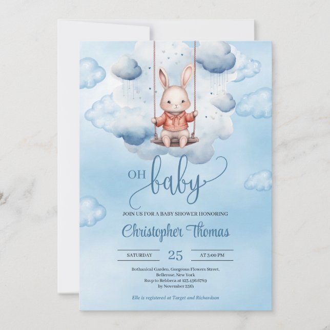 Blåblå baby-bunny vid svängning i himlar inbjudningar (Framsida)