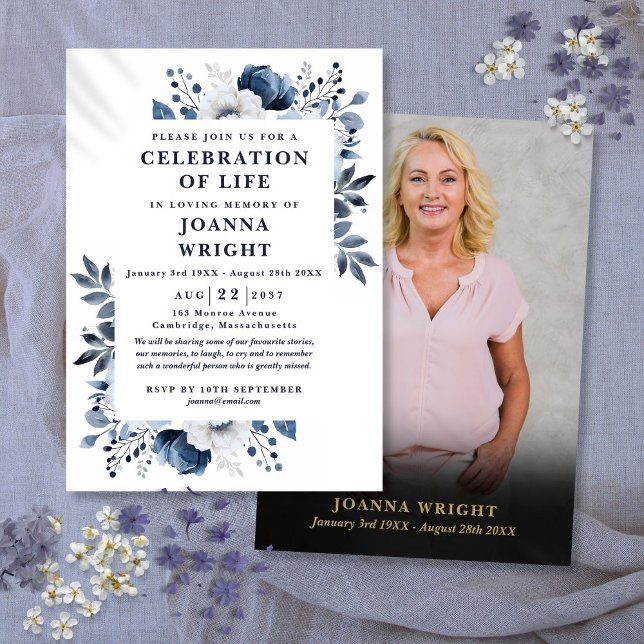 Blåblå Blommigt Firande i livets begravningsfoto Inbjudningar (Navy Blue Floral Celebration Of Life Funeral Photo Invitation)