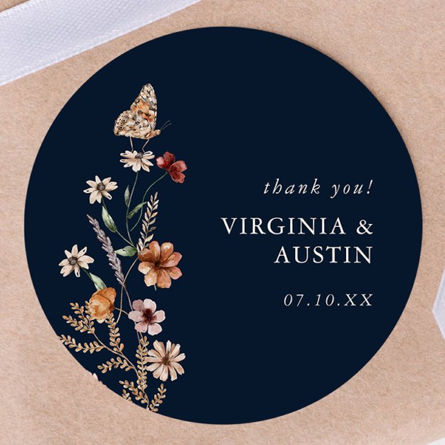 Blåblå Boho-Blommigt, klassiskt runt märke (Navy Blue Boho Floral Classic Round Sticker with Butterfly by Painted Paperie
)