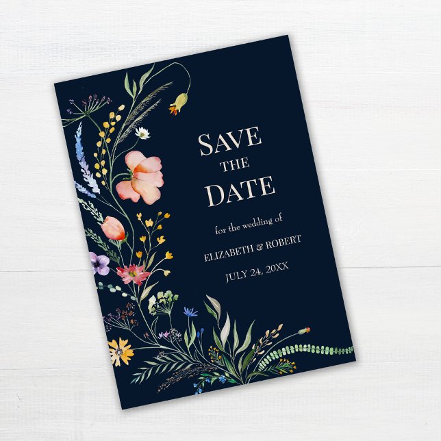 Blåblå Boho Wildblommor sparar datumkortet Inbjudningar (Navy Blue Boho Wildflowers Save The Date Card on white wooden table.)