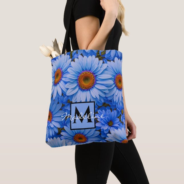 Blåblå daisy av blå blommigt tygkasse (Närbild)