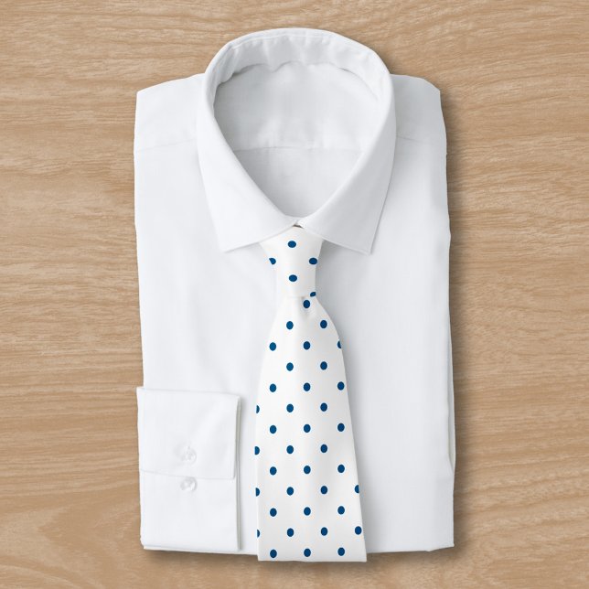 Blåblå Mini Polka Dot Mönster på vit sida 2 Slips (Navy Blue Mini Polka Dot Pattern on White 2 Sided Neck Tie, in situ)