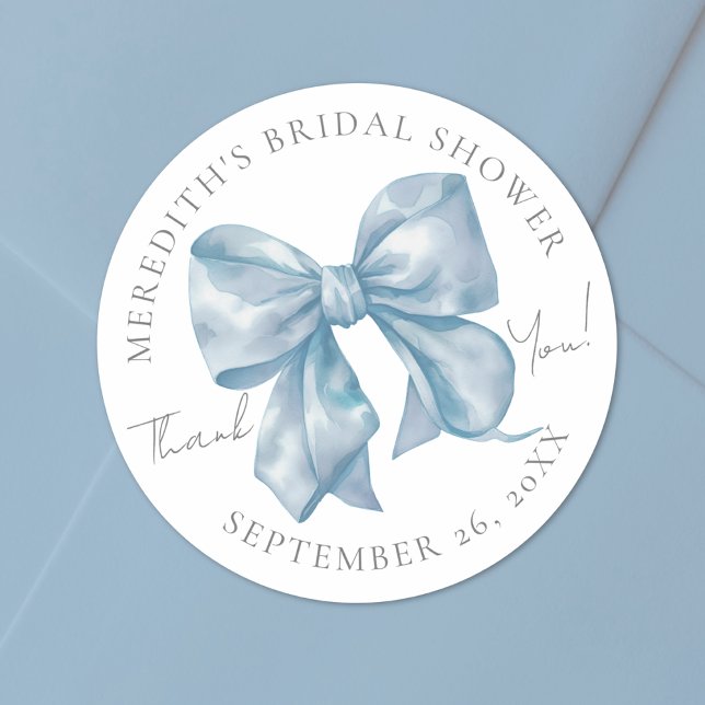 Blåblå Möhippa Runt Klistermärke (Blue Bow Bridal Shower Classic Round Sticker)