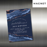 Blåblåagad inbjudan till magnet ro guld<br><div class="desc">En modern,  snyggt och glamorös inbjudningsmagnet för en 30:e (eller vilken ålder som helst) födelsedagsfest. Blått och ro guld agat,  marmor stenbakgrund. Namn är skrivet med ett modernt handskript i stil. Anpassa och lägg till information om party.</div>