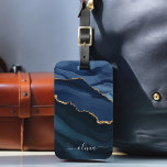 Blåblåagate Geode Guld Monogram Bagagebricka<br><div class="desc">Flaggfiskagat för marinblå och guldfärgad eldningsagat Geode Monogram vackra Elegant Namn Bag eller Luggage Tag. Detta gör perfekten söt 16, 13, 15, 16, 18, 21, 30, 40, 50, 60, 70, 80, 90:e, 100-årsdag, bröllop, möhippa, årsdag, babydusch, studenten eller bachelorette-fest för någon som dekorerar Hennes rum i det moderna trendiget chic...</div>