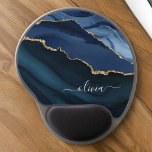 Blåblåagate Geode Guld Monogram Gel Musmatta<br><div class="desc">Flaggblå och guldfärgad eldagate Geode Monogram vackra Elegant Script Namn Mousepad (musknapp). Detta gör perfekten söt 16, 13, 15, 16, 18, 21, 30, 40, 50, 60, 70, 80, 90:e, 100-årsdag, bröllop, möhippa, årsdag, back to school, babydusch, studenten eller bachelorette-gåva till någon att dekorera hennes rum i det moderna trendiget chic...</div>