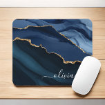 Blåblåagate Geode Guld Monogram Musmatta<br><div class="desc">Flaggblå och guldfärgad eldagate Geode Monogram vackra Elegant Script Namn Mousepad (musknapp). Detta gör perfekten söt 16, 13, 15, 16, 18, 21, 30, 40, 50, 60, 70, 80, 90:e, 100-årsdag, bröllop, möhippa, årsdag, back to school, babydusch, studenten eller bachelorette-gåva till någon att dekorera hennes rum i det moderna trendiget chic...</div>