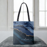 Blåblåagate Geode Guld Monogram Tygkasse<br><div class="desc">Flagga och guldfärgade eldagat Geode Monogram vackra Elegant Namn Bok Bag. Detta gör perfekten söt 16,  13,  15,  16,  18,  21,  30,  40,  50,  60,  70,  80,  90:e,  100-årsdag,  bröllop,  möhippa,  årsdag,  babydusch,  studenten eller bachelorette-fest för någon som dekorerar Hennes rum i det moderna trendiget chic stil.</div>