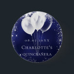 Blåbläckballonger i Quinceanera silver glitter nam Knapp<br><div class="desc">För en Quinceañera,  15-årsdag. Den blå färg är ojämn. Dekorerad med faux silver glitter,  gnistor och vita ballonger. Anpassa och lägg till ett namn. Vit brev. Kan användas som namn bricka för dina gäster,  för din partiförmån eller Spara datumpåminnelse för dina gäster.</div>