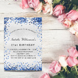 Blåblått glitter i silver inbjudan vykort<br><div class="desc">För elegant 21:a födelsedag (eller någon annan ålder). En faux silver tittar bakgrund. Dekorerad med marin blå faux glitter,  gnistor. Anpassa och lägg till information om namn,  ålder och party. Namn är skrivet med ett handskript i stil</div>