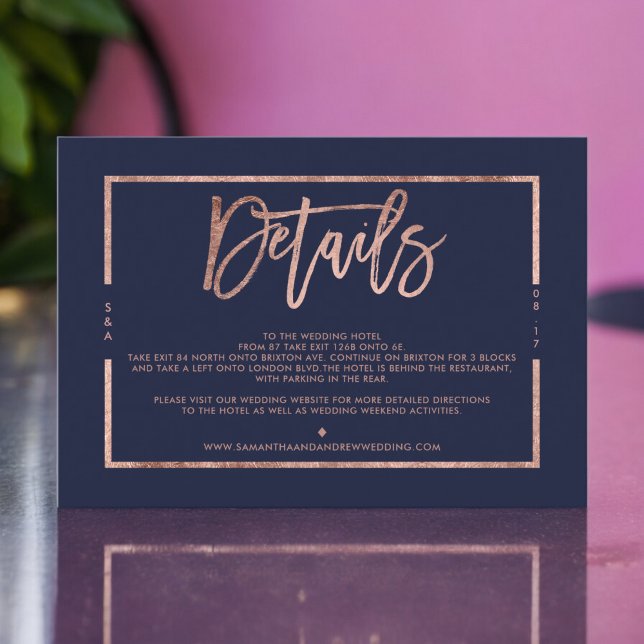 Blåblått manusmanus bröllop tilläggskort (Rose gold navy blue script wedding direction enclosure card)