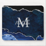 Blåblått och Silver marble Agate Musmatta<br><div class="desc">Den här musmattan har en elegant och en glamorös marmorbakgrund med geode gemstone-detaljer och faux silver glitter-accents. Monogrammet kombinerar handskript och modernt sans serif typsnitt för ett klassigt och sofistikerat utseende. Detta kommer att bli den idealiska presenten eftersom den kan anpassas med namn och en början. De djupblåa nyheterna gör...</div>