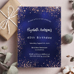 Blåblått ro-guld-glamorat inbjudan vykort<br><div class="desc">En modern,  snyggt och glamorös inbjudan till en 40:e (eller vilken ålder som helst) födelsedagsfest. En marin blå bakgrund,  dekorerad med ro guld faux glitter,  gnistor. Den blå färg är ojämn. Anpassa och lägg till ditt namn och information om party.</div>