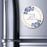 BlåBlommigt Wed Elegant Guld Glitter Geometric Magnet<br><div class="desc">Bröllop magnet. Utformningen har en elegant faux guld glitter geometric ram mönster. Övertäckt med vattenfärgsblått ro och grönt löv på två hörn. Anpassa den här mallen för att lägga till information. Klicka för att anpassa ytterligare om du vill göra fler ändringar. Allt är anpassade. Behöver du anpassning eller frågor och...</div>