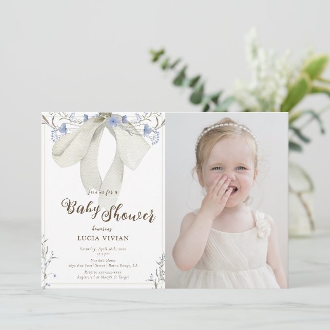Blåblommor Coquette Bow Photo Baby Shower Inbjudningar (Stående Fram)