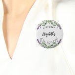 Blåblommor, eucalyptus greeneri knapp<br><div class="desc">En knapp för en boho, fransk land stil party, oavsett ålder. En chic vit bakgrund som dekoreras med lavender-blommor och eukalyptus greenery. Texten: namn är skriven med ett stort modernt handskript i stil. Anpassa och lägg till datum, namn och ålder. Kan användas som en sparande av datumpåminnelsen till dina gäster...</div>