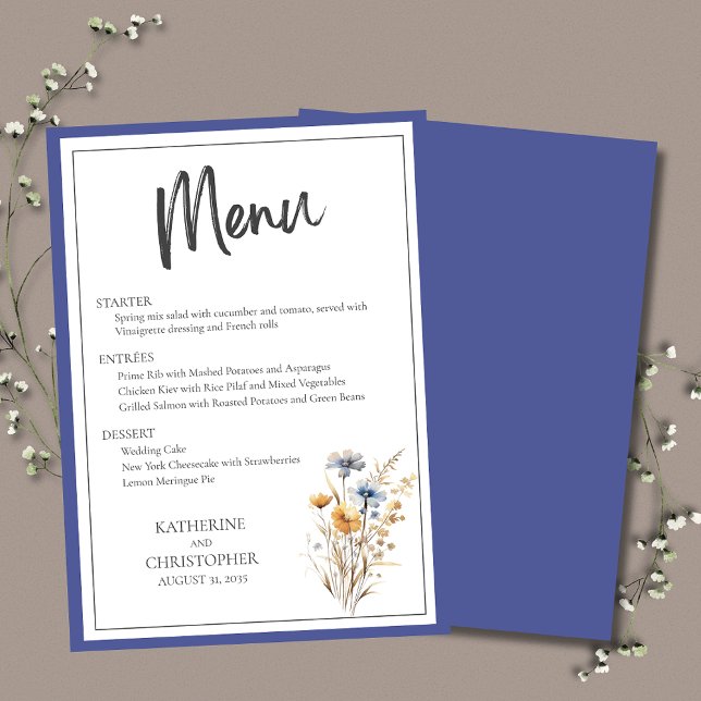 Blåblommor Modern Elegant Blommigt Bröllop Meny (Blue Wildflowers Modern Elegant Wedding Menu with menu choices, blue, yellow and purple flowers.)