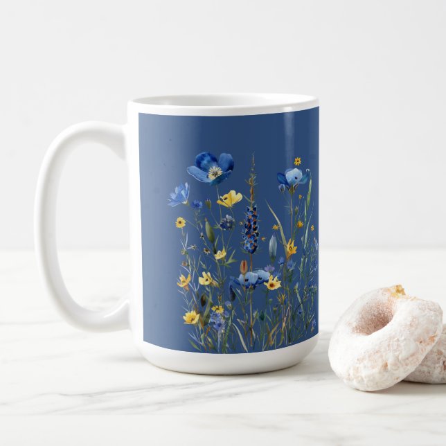 Blåblommor Mönster på Classic Blue Kaffemugg (Med munk)