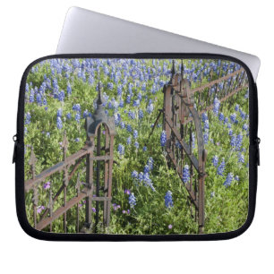 Blåbonor och flox runt kyrkogårdsgrind laptop sleeve