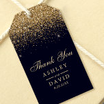 Blåbröllopsförmån för Guld Confetti Navy Wedding Presentetikett<br><div class="desc">Tack till era gäster i stil med elegantens marinblått och guld konetti-bröllopet gynnar märkre. Den moderna konstruktionen har en lyxig marin blå bakgrund med en skrynklande konetti guld. Anpassa märkrna med parets namn och datumet i bröllop för en unik och minnesvärd beröring. De här märkrna är perfekter för att lägga...</div>