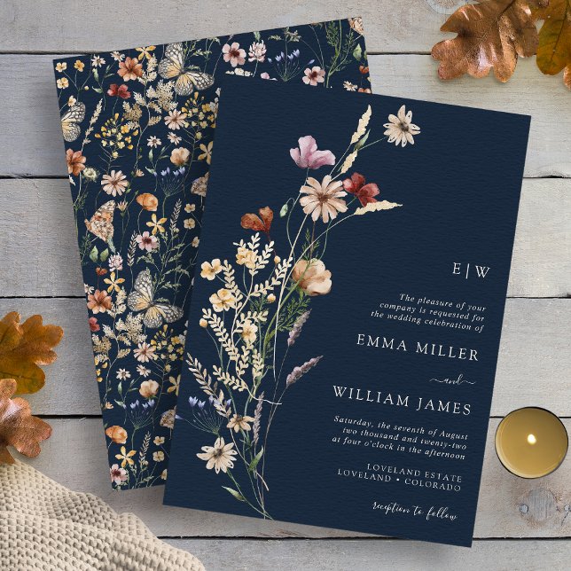 Blåbröllopsinbjudan för Wildblomsterflottan Inbjudningar (Wildflower Navy Blue Wedding Invitation Butterflies on Back by Painted Paperie
)