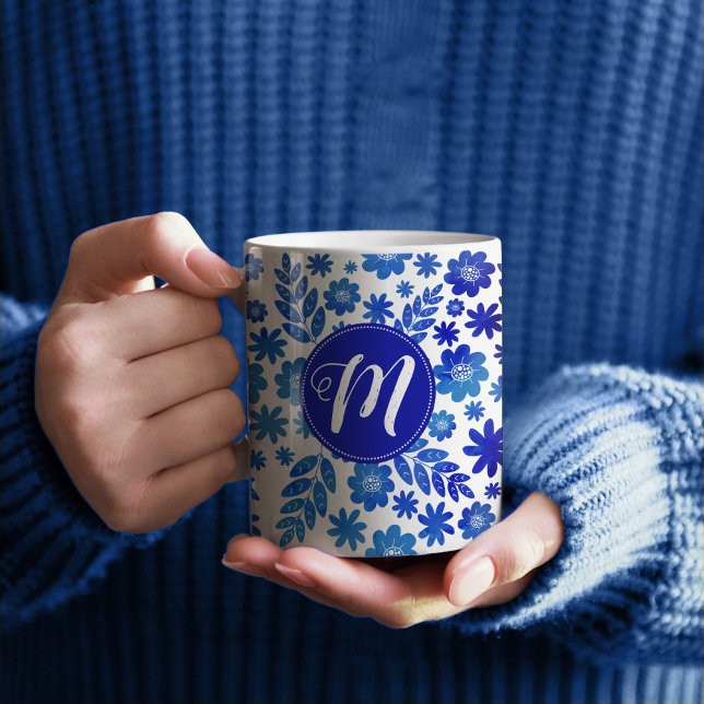 BlåChina Hand plockade Blommönster och monogram Kaffemugg (Blue Floral Monogram Patterned Mug)