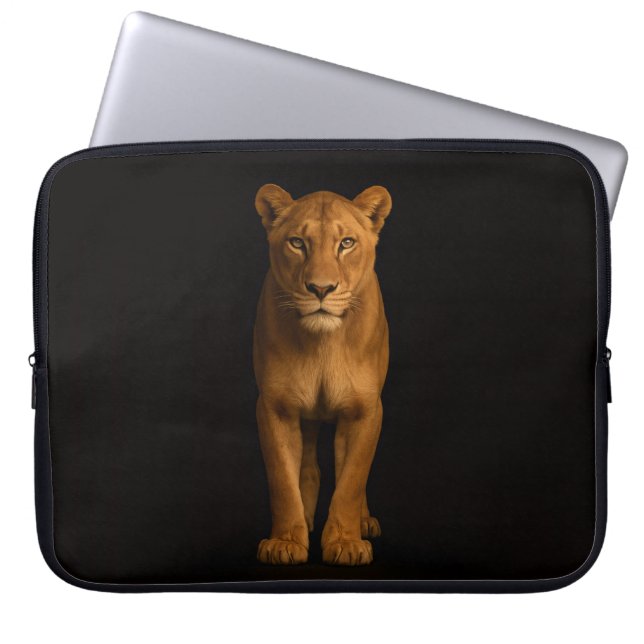 Black 4 Luxe Laptop Sleeve, Noble Lioness Fodral (Framsidan)